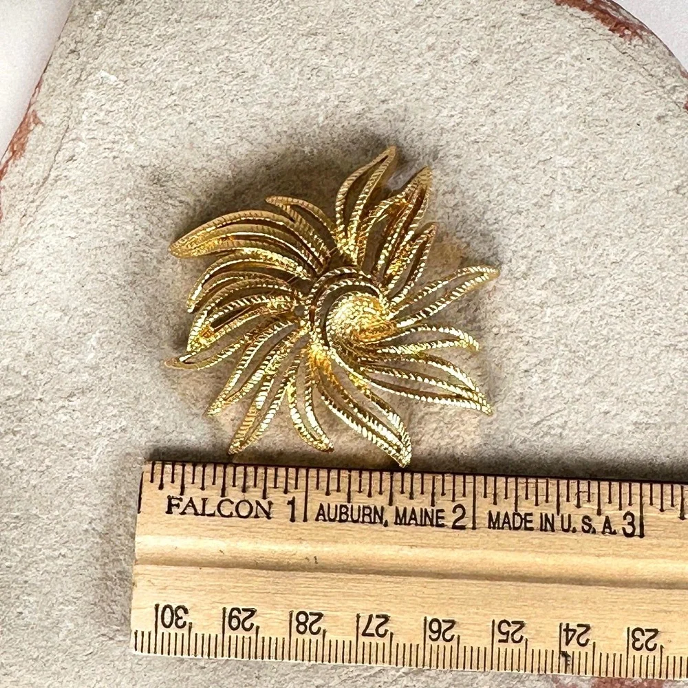 Vintage Signed Monet‎ Gold-Tone Textured Sunburst Flower Brooch Pin Cordelia